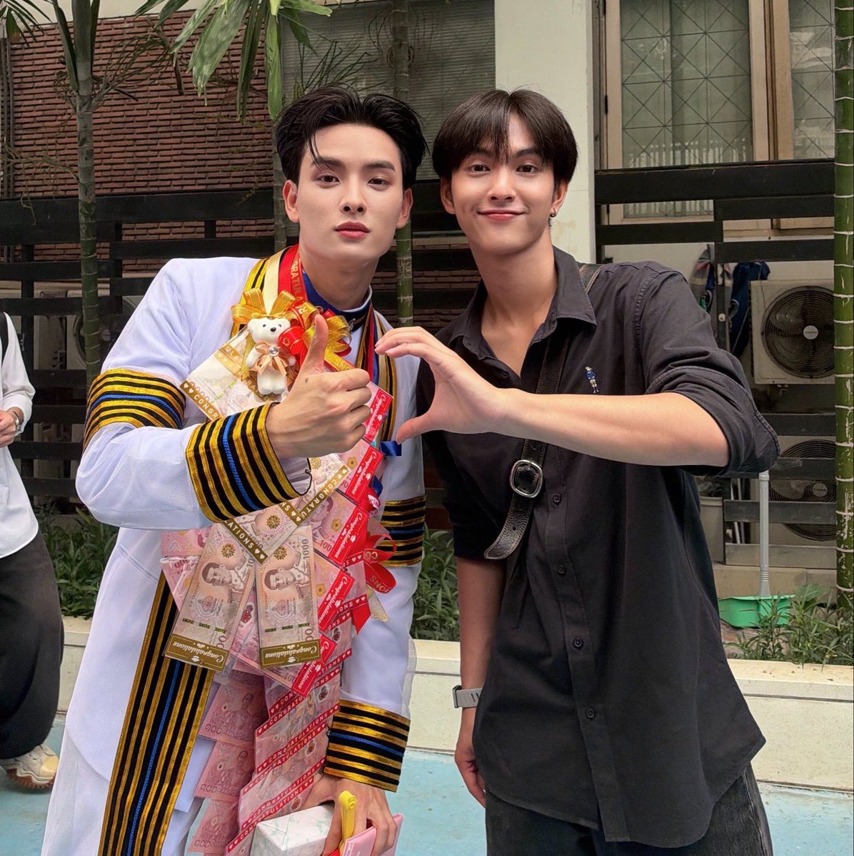 puppapxiion's tweet photo. ล้ะดูเป้อมันล้อท่าซิกเนเจ้อขุนฮ้าท ประเดนคือ ทำแค่กับพี่ขุนคนเดียว ไปขอทำกับพี่อีกคนอาจจะโดนวีน 5555555555555555555555555555555555555555555555 https://t.co/UqvADZKqdI