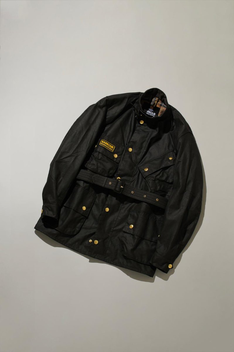 fashionsnap's tweet photo. バブアーがモーターサイクルジャケットを発売。同社3代目のダンカン・バブアーが手掛け、映画「大脱走」でスティーブ・マックイーンが着用したことでも知られる。 https://t.co/vncyUoMPfg