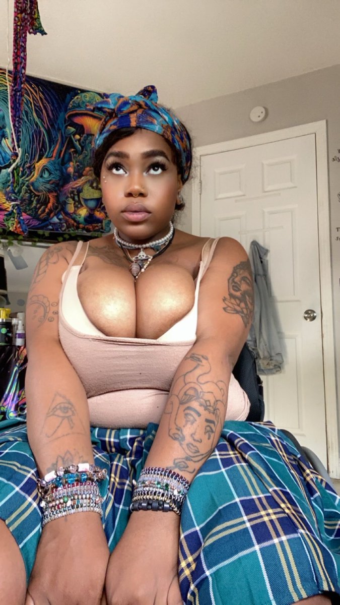 alumpyprincess's tweet photo. Can I be your gf for Halloween? 🎃 https://t.co/638aCgrycC