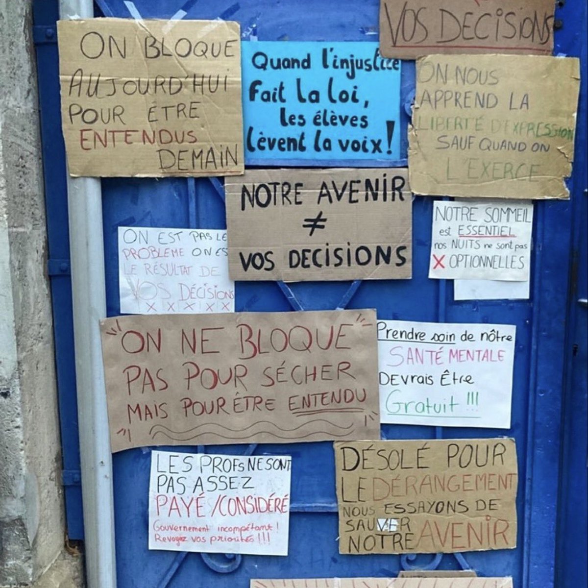 Kulturlesite_'s tweet photo. 🗣️ SQUEEZIE apporte son SOUTIEN aux LYCÉENS &amp; ÉTUDIANTS en manifestations : 

« Ils ont besoin d’être entendus et leurs demandes sont plus que légitimes. 

Admiratif et fier de nos étudiants ❤️ » https://t.co/oZ40oAWB87