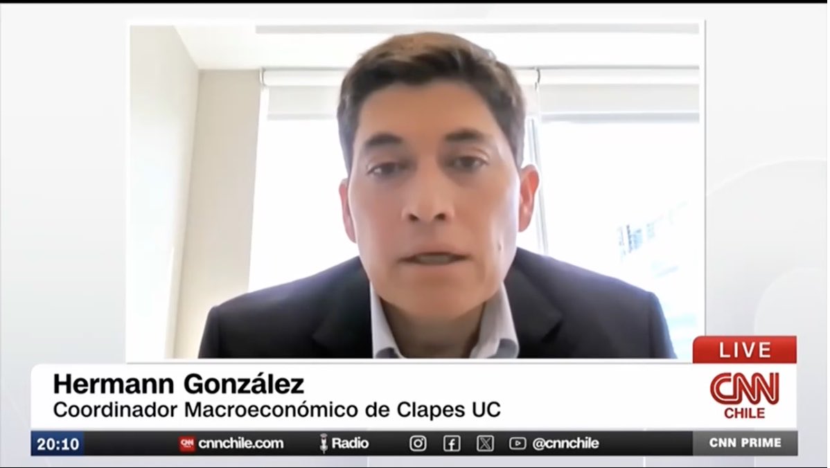 ClapesUC's tweet photo. [NOTA @CNNChile] Nuestro coordinador macroeconómico, @hegonzalb, conversó sobre el retroceso de 1% del #Imacec en agosto y las perspectivas para la economía chilena.

Si bien la caída estuvo marcada por la fuerte contracción de la #minería, Hermann González destacó que existen factores más estructurales detrás de la debilidad de la actividad, vinculados a las expectativas, el gasto y el mercado laboral.

Además, advirtió que las proyecciones de crecimiento para 2026 podrían volver a corregirse a la baja y que, si la recuperación esperada para el último trimestre no se concreta, también podrían moderarse las perspectivas para 2027.

Revisa la nota completa aquí👇
https://t.co/lVmPHcZiH5