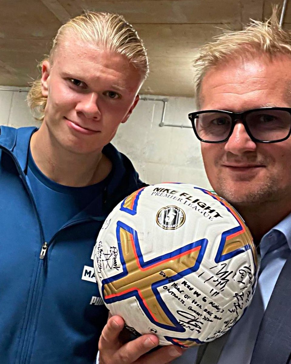 City_hq's tweet photo. The Haaland’s after beating United. 😉 

Four years ago 𝐭𝐨𝐝𝐚𝐲. @erling https://t.co/BzOTBNQFXI