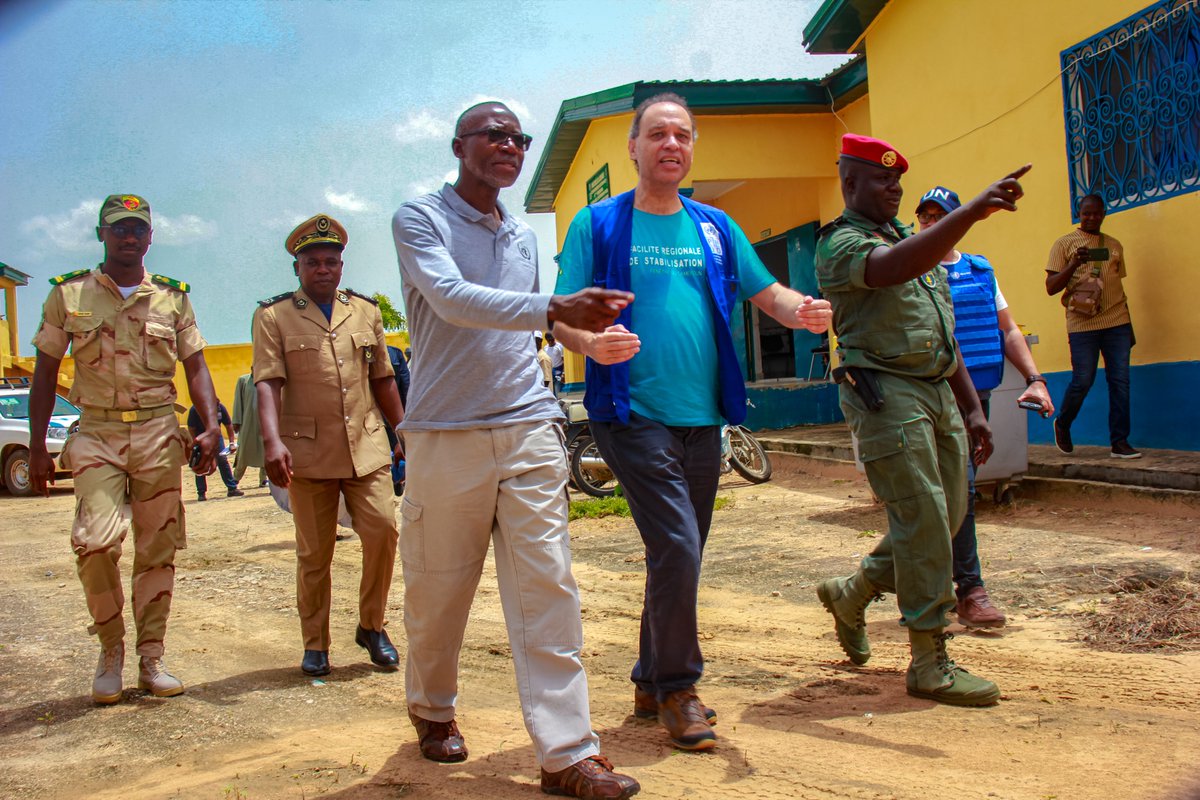 PNUDCameroun's tweet photo. 🇨🇲 À Kolofata, UN RC/HC @IssaSanogoUN a visité plusieurs infrastructures stratégiques construites avec l’appui de @PNUDCameroun @Chris_Charbon dans le cadre de la Facilité Régionale de #Stabilisation du Bassin du Lac Tchad,
Notamment la sous-préfecture, la brigade de gendarmerie, le commissariat, les services des douanes et des points d’eau communautaires.

En rapprochant les services publics des populations, ces investissements contribuent au retour durable de l’autorité de l’État, au renforcement de la cohésion sociale et à la consolidation de la stabilisation dans le Mayo-Sava.

#LeaveNoOneBehind