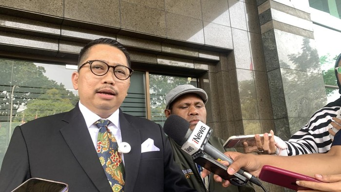 LambeSahamjja's tweet photo. ahli relawan gibran laporkan 2 hakim mk 

siapa yang lapor
m rullyandi, ahli hukum tata negara dari universitas jayabaya

dia ahli yang diajukan relawan gibran di sidang soal syarat pendidikan gibran

sebelumnya dia diusir dari ruang sidang mk

siapa yang dilaporkan
wakil ketua mk saldi isra dan hakim mk arsul sani
dilaporkan ke majelis kehormatan mk (mkmk), jumat 2 oktober 2026, sekitar jam 3 sore

alasan lapor saldi isra
dia merasa didiskriminasi

katanya dia ahli resmi, tapi gak boleh kasih keterangan lisan, cuma boleh tertulis

menurut dia itu melanggar prinsip pengadilan bahwa semua pihak harus didengar

alasan lapor arsul sani
dia merasa kebebasan akademiknya diganggu

omongannya di luar sidang, di ruang publik, malah dipersoalkan di dalam sidang

menurut dia itu mengganggu kebebasannya buat mengkritik