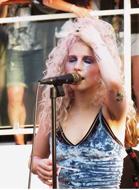allegedlyanna's tweet photo. brian if you can hear me please bring the curls back https://t.co/klPv7IsVqP