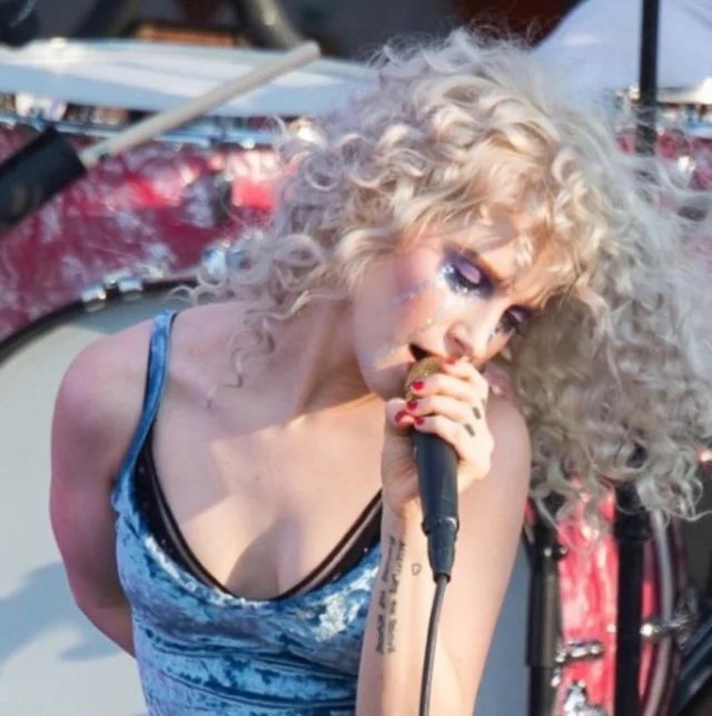 allegedlyanna's tweet photo. brian if you can hear me please bring the curls back https://t.co/klPv7IsVqP