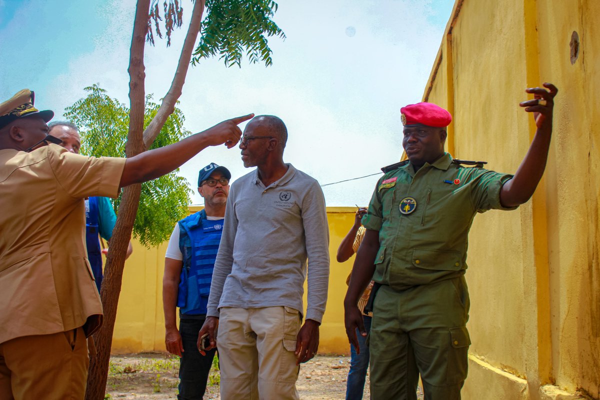 PNUDCameroun's tweet photo. 🇨🇲 À Kolofata, UN RC/HC @IssaSanogoUN a visité plusieurs infrastructures stratégiques construites avec l’appui de @PNUDCameroun @Chris_Charbon dans le cadre de la Facilité Régionale de #Stabilisation du Bassin du Lac Tchad,
Notamment la sous-préfecture, la brigade de gendarmerie, le commissariat, les services des douanes et des points d’eau communautaires.

En rapprochant les services publics des populations, ces investissements contribuent au retour durable de l’autorité de l’État, au renforcement de la cohésion sociale et à la consolidation de la stabilisation dans le Mayo-Sava.

#LeaveNoOneBehind