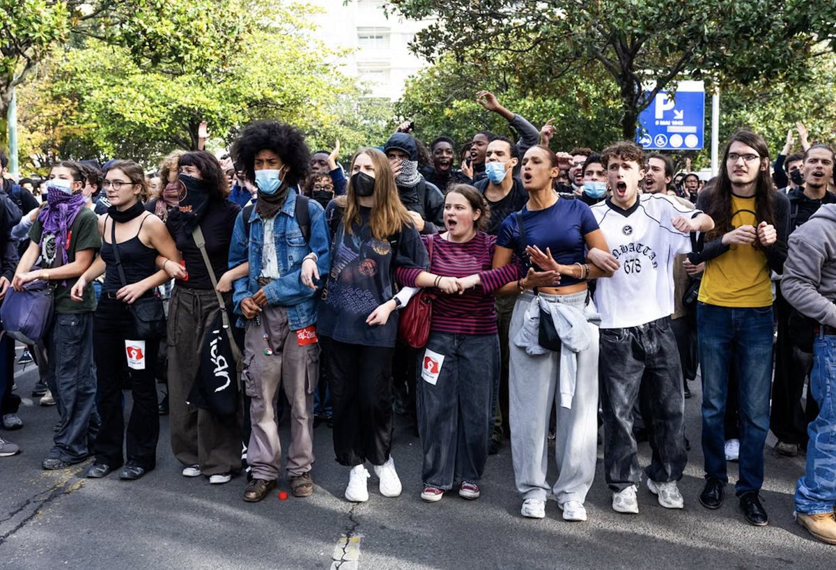 ShadesFrance's tweet photo. HOUDI apporte son SOUTIEN aux LYCÉENS mobilisés 🏫

🗣️ "Force à mes lycéens, sûr je suis de tout cœur avec vous.
Ce pays est tellement foiré qu’il vous oblige à vous soulever dès votre plus jeune âge.
Vous avez raison de vous faire entendre et c’est important que les moyens, qu’ils vous prennent au sérieux !"