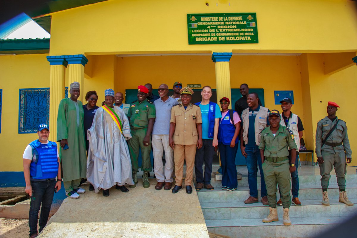 PNUDCameroun's tweet photo. 🇨🇲 À Kolofata, UN RC/HC @IssaSanogoUN a visité plusieurs infrastructures stratégiques construites avec l’appui de @PNUDCameroun @Chris_Charbon dans le cadre de la Facilité Régionale de #Stabilisation du Bassin du Lac Tchad,
Notamment la sous-préfecture, la brigade de gendarmerie, le commissariat, les services des douanes et des points d’eau communautaires.

En rapprochant les services publics des populations, ces investissements contribuent au retour durable de l’autorité de l’État, au renforcement de la cohésion sociale et à la consolidation de la stabilisation dans le Mayo-Sava.

#LeaveNoOneBehind