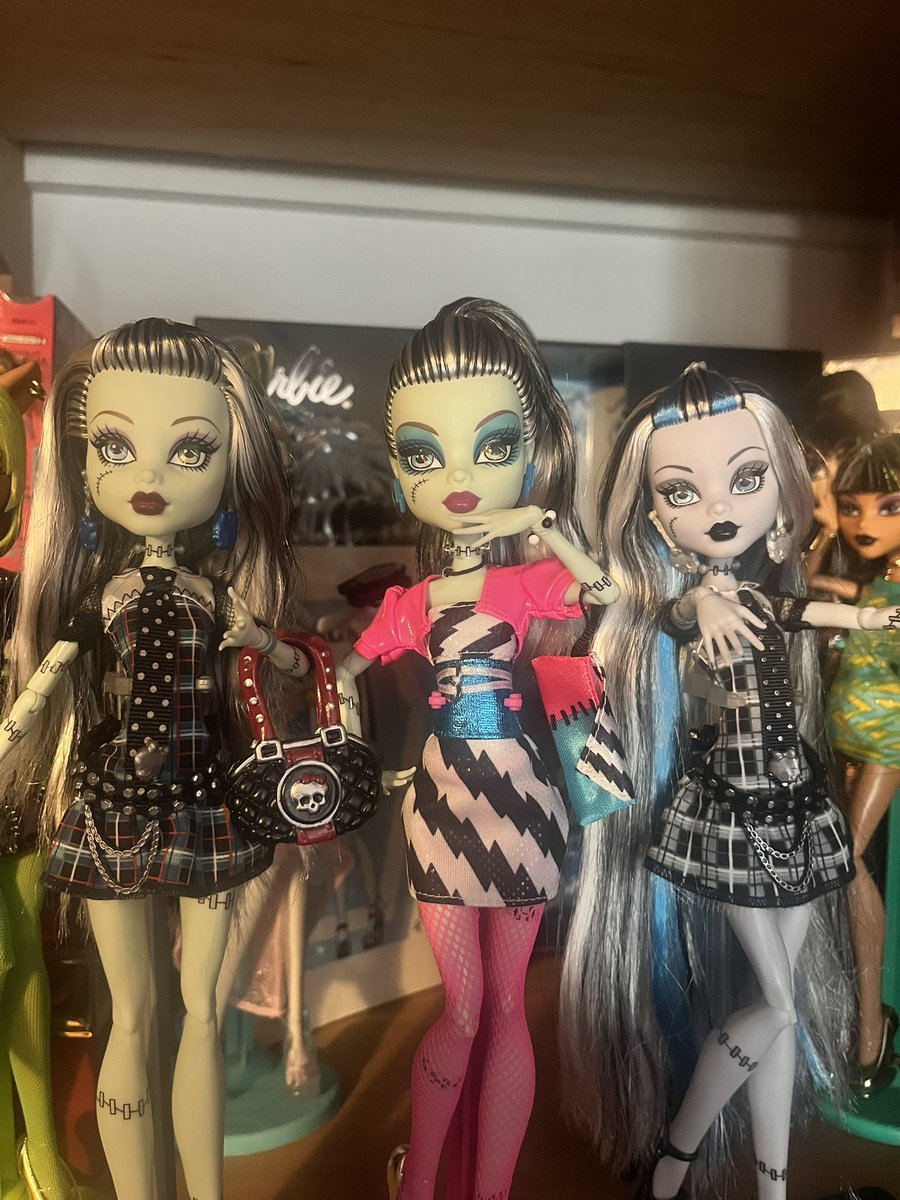 sleppygh0ul's tweet photo. You see the face difference right? I’m not crazy? #dolltwt #monsterhigh #dollcollection https://t.co/LtMOlLQr7n