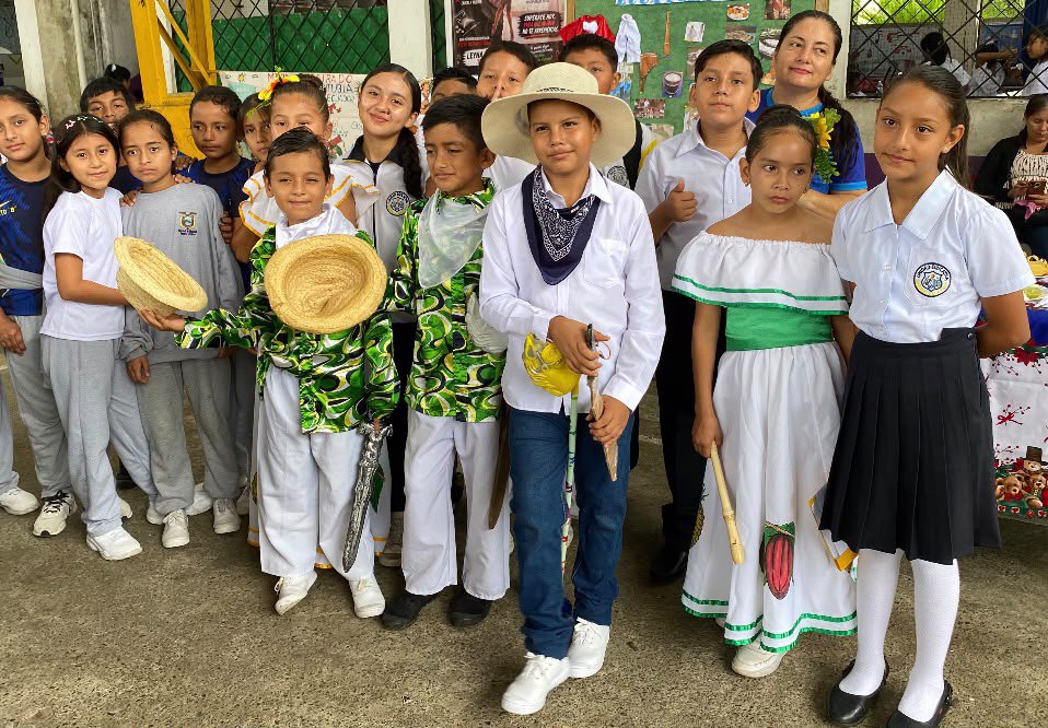 EducacionZ3_Ec's tweet photo. 🧺 Las instituciones educativas de Pangua conmemoraron el 1 de octubre, el Día de la Identidad Montubia, con una feria que permitió compartir saberes, expresiones y costumbres, fortaleciendo en los estudiantes el arraigo por sus raíces y el orgullo de nuestra riqueza cultural. 🧑🏿‍🌾 https://t.co/4F9vcg9Cpb