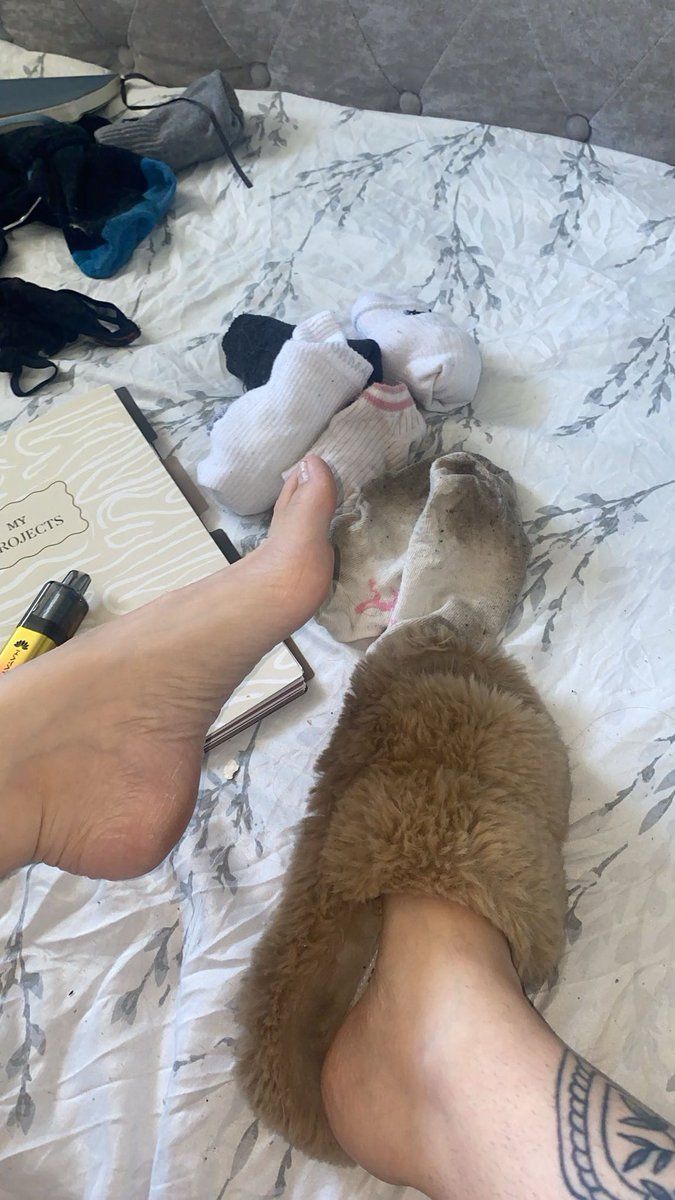CarmellaaaBae's tweet photo. yikes they smell 🤢 https://t.co/0Lj0qyXIBM