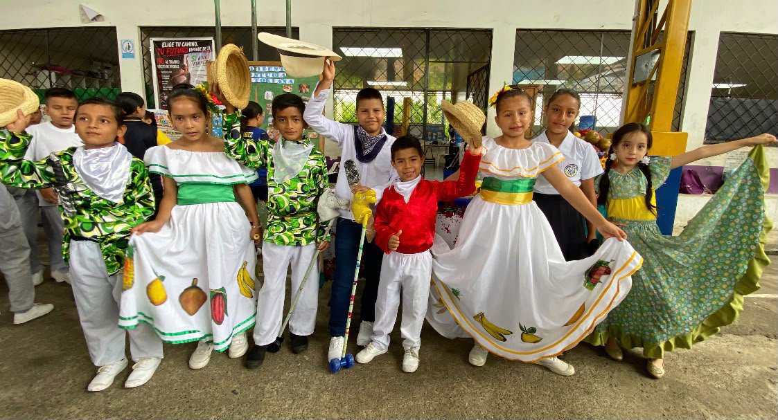 EducacionZ3_Ec's tweet photo. 🧺 Las instituciones educativas de Pangua conmemoraron el 1 de octubre, el Día de la Identidad Montubia, con una feria que permitió compartir saberes, expresiones y costumbres, fortaleciendo en los estudiantes el arraigo por sus raíces y el orgullo de nuestra riqueza cultural. 🧑🏿‍🌾 https://t.co/4F9vcg9Cpb