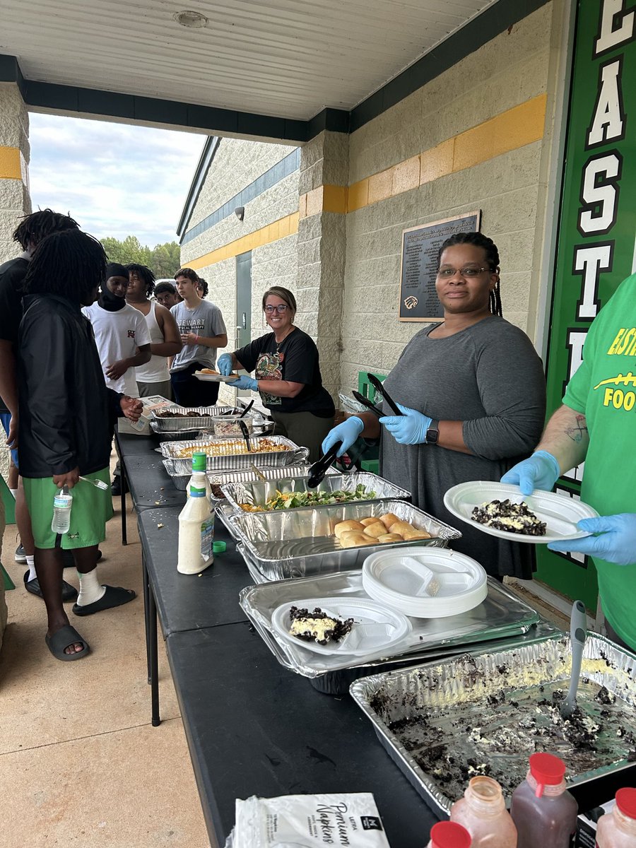 EAHS_Football's tweet photo. Thank you to the Wagnor’s for providing the Monday Night Meal this week for our players. Thank you to the Junior parents who helped served the food! 🍞 

#easternalamancefootball 
#OWE https://t.co/F0hzGTq8Vh