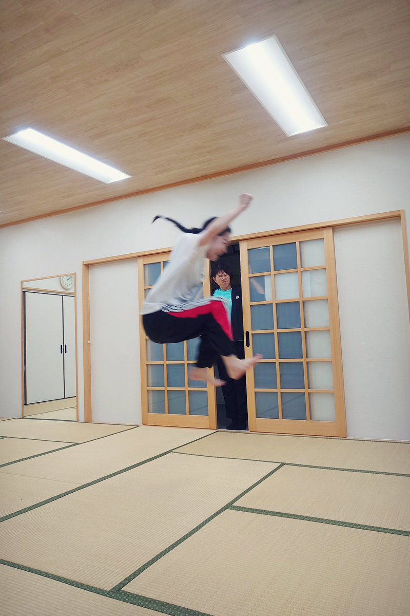 jonetsu_d_y_md's tweet photo. お稽古お稽古。
ラジオ体操をしたり、ディスカッションをしたり、己の老いを憂いたり、お喋りしたり、オヤツを食べたり……濃い時間はあっという間に過ぎ去ります。
読めば読むほど迷宮入りしそうな戯曲に唸る日々を楽しむぞ。

#情ダ
#受付 https://t.co/ib7fcfDjgT