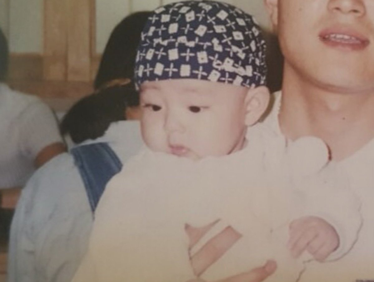 taeguide's tweet photo. 🐯: Samsung Kenox 
🐯: With this old film like digital camera, my  parents were taking photos of me https://t.co/iIbLW9sgSK