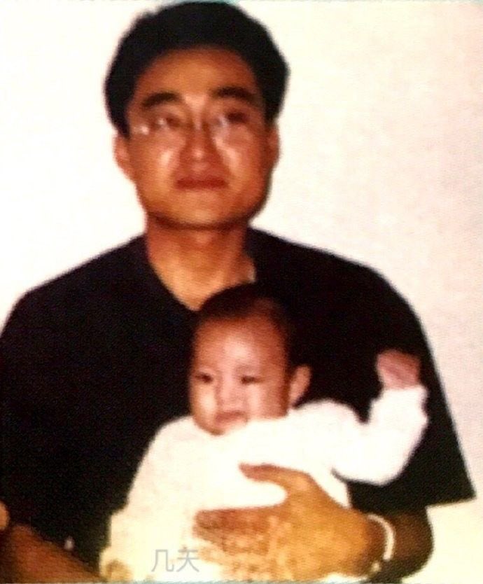 taeguide's tweet photo. 🐯: Samsung Kenox 
🐯: With this old film like digital camera, my  parents were taking photos of me https://t.co/iIbLW9sgSK