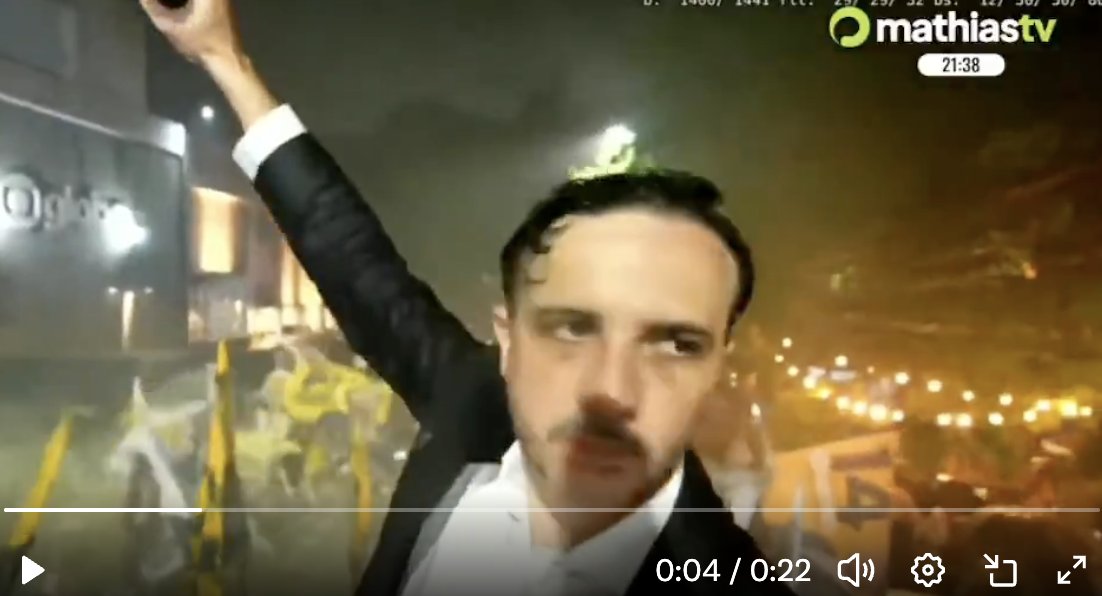 fabioyabu's tweet photo. A semiótica meu deus https://t.co/TuZ7NrhDmV