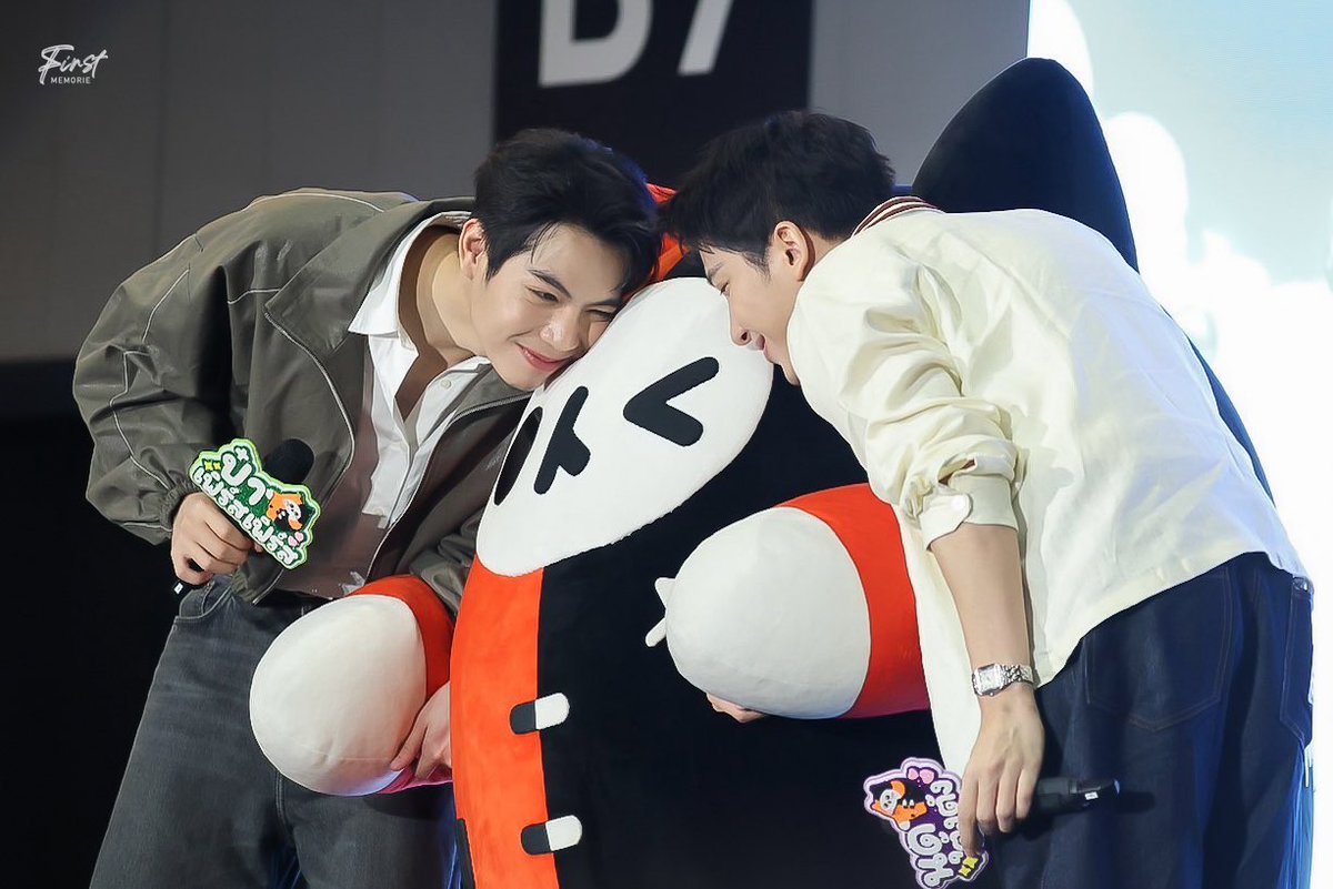 First_Memorie's tweet photo. ขอบคุณทุกคนที่มาร่วมกิจกรรม Fan Sign และรวมพลในวันนี้มากๆนะคะ ขอบคุณที่มาซัพพอร์ตและมอบความรักให้กับเฟิร์ส–ข้าวตังและ YUZU MUMU ดีใจที่วันนี้ได้เจอกับทุกคนเลยค่ะ เดินทางกลับบ้านกันโดยปลอดภัย หาของอร่อยๆทาน แล้วก็พักผ่อนกันเยอะๆนะคะ ขอบคุณกำลังใจจากทีมทางบ้านที่ส่งมาให้ด้วยค่ะ  🙏🏻🧡🤍✨

ใครที่สะดวกพรุ่งนี้มาเจอและมาให้กำลังใจเฟิร์ส-ข้าวตังด้วยกันอีกน๊าา 🫶🏻

FIRSTKHAOTUNGMUMU x FNV2026

#GMMTVFANIVAL2026HappyFamilyxFK
#GMMTVFANIVAL2026HappyFamily 
#Firstkanaphan #กองทัพของเฟิร์ส 
#เฟิร์สข้าวตัง #YUZUMUMU