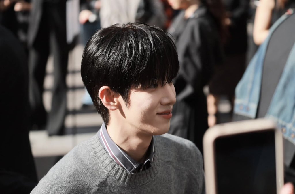 feavynut's tweet photo. Sous les lumières de Paris, Park Siwoo avance avec une confiance éclatante. Son élégance, sa prestance et son charisme rendent chaque instant absolument remarquable.

PARK SIWOO AT LANVIN PFWSS27
#PARKSIWOOxLANVIN 
#PARKSIWOO https://t.co/cgsXtt9c2J