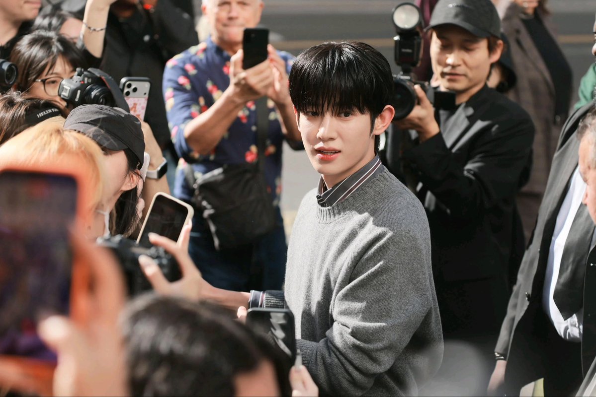 Siu_eternal's tweet photo. 시우는 정말 예뻐요!!! Lanvin님의 초대에 진심으로 감사드립니다.

PARK SIWOO AT LANVIN PFWSS27

#PARKSIWOOxLANVIN
#PARKSIWOO
#LANVINPFWSS27 https://t.co/bWrlT7fiSd