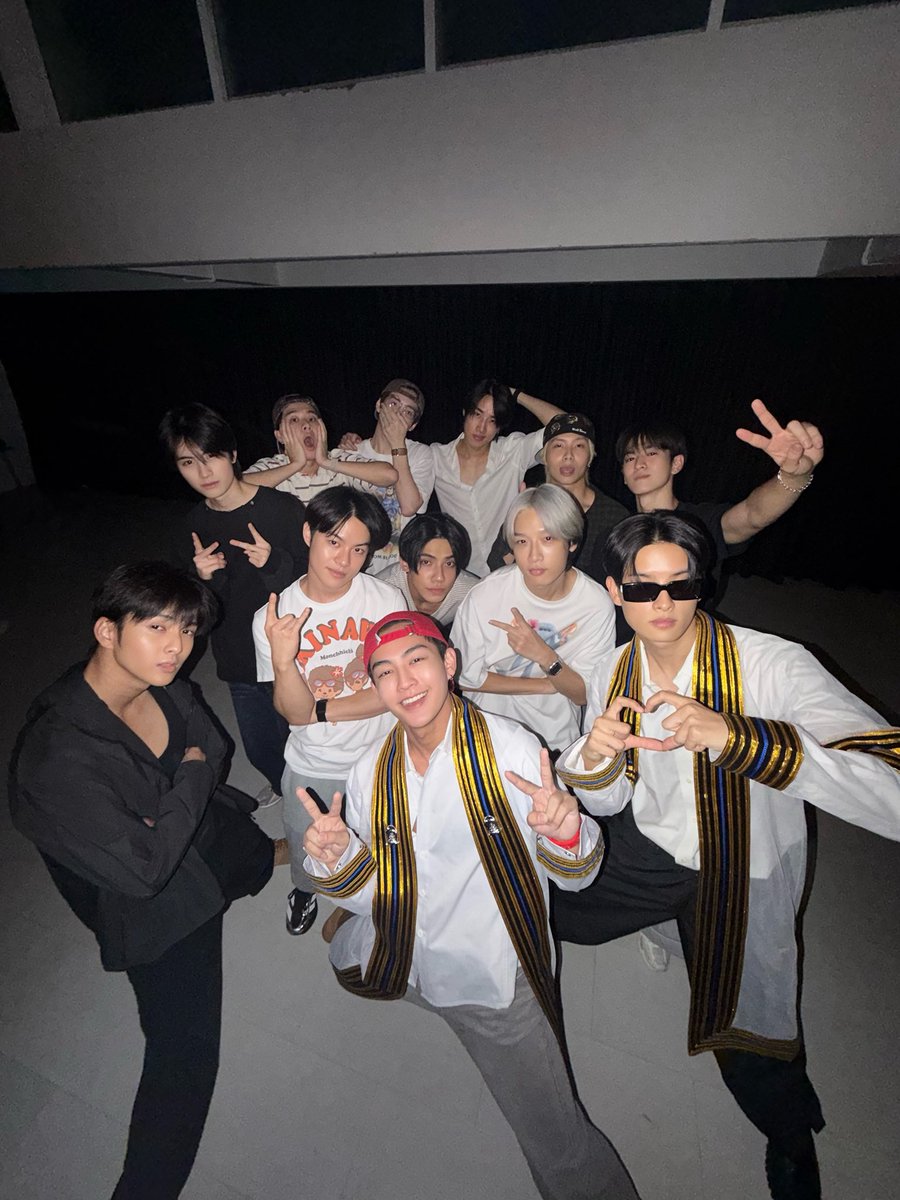 heartchuthiwat's tweet photo. ขอบคุณคับหนุ่ม ใครจะจบก็รีบตามมา 👨🏻‍🎓🤟🏻

#ฮาร์ทชู่วเรียนจบแล้วค้าบ
#HEARTchuthiwat
#HEARTGraduation 
#KHUNPOL #KHUNPOLGraduationDay https://t.co/bEYHUStwqU