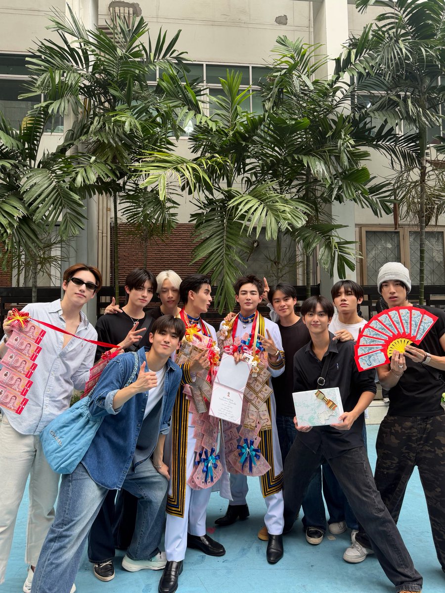 heartchuthiwat's tweet photo. ขอบคุณคับหนุ่ม ใครจะจบก็รีบตามมา 👨🏻‍🎓🤟🏻

#ฮาร์ทชู่วเรียนจบแล้วค้าบ
#HEARTchuthiwat
#HEARTGraduation 
#KHUNPOL #KHUNPOLGraduationDay https://t.co/bEYHUStwqU