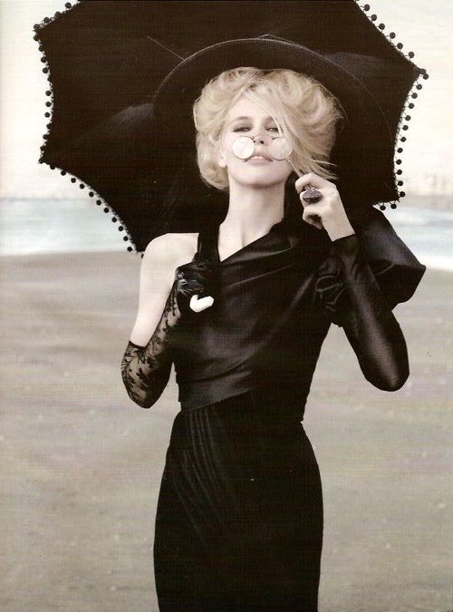 bloodstorming's tweet photo. claudia schiffer for vogue germany, october ‘07 https://t.co/rW5ISnCyDZ