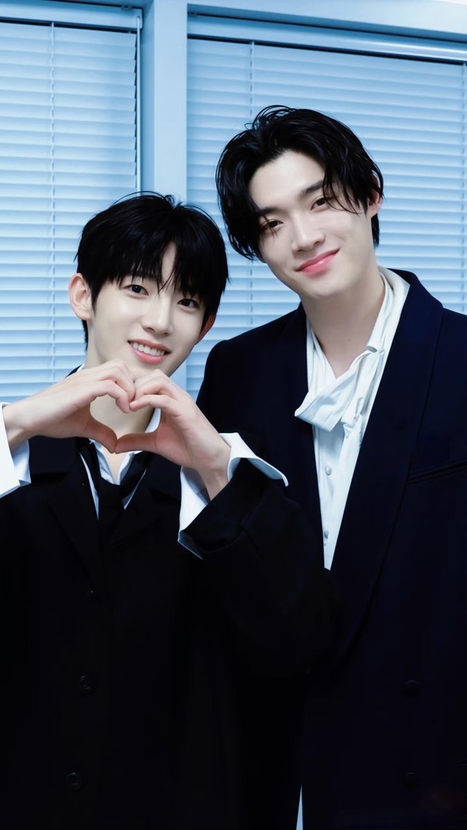 Lanyangyang_06's tweet photo. 原来巴黎闪耀起来的灯光就是我的两位宝呀！！！

YOONSIK SIWOO Pour Toujours
#YOONSIK_SIWOO_PFWSS27 https://t.co/1rAsRdAVRf