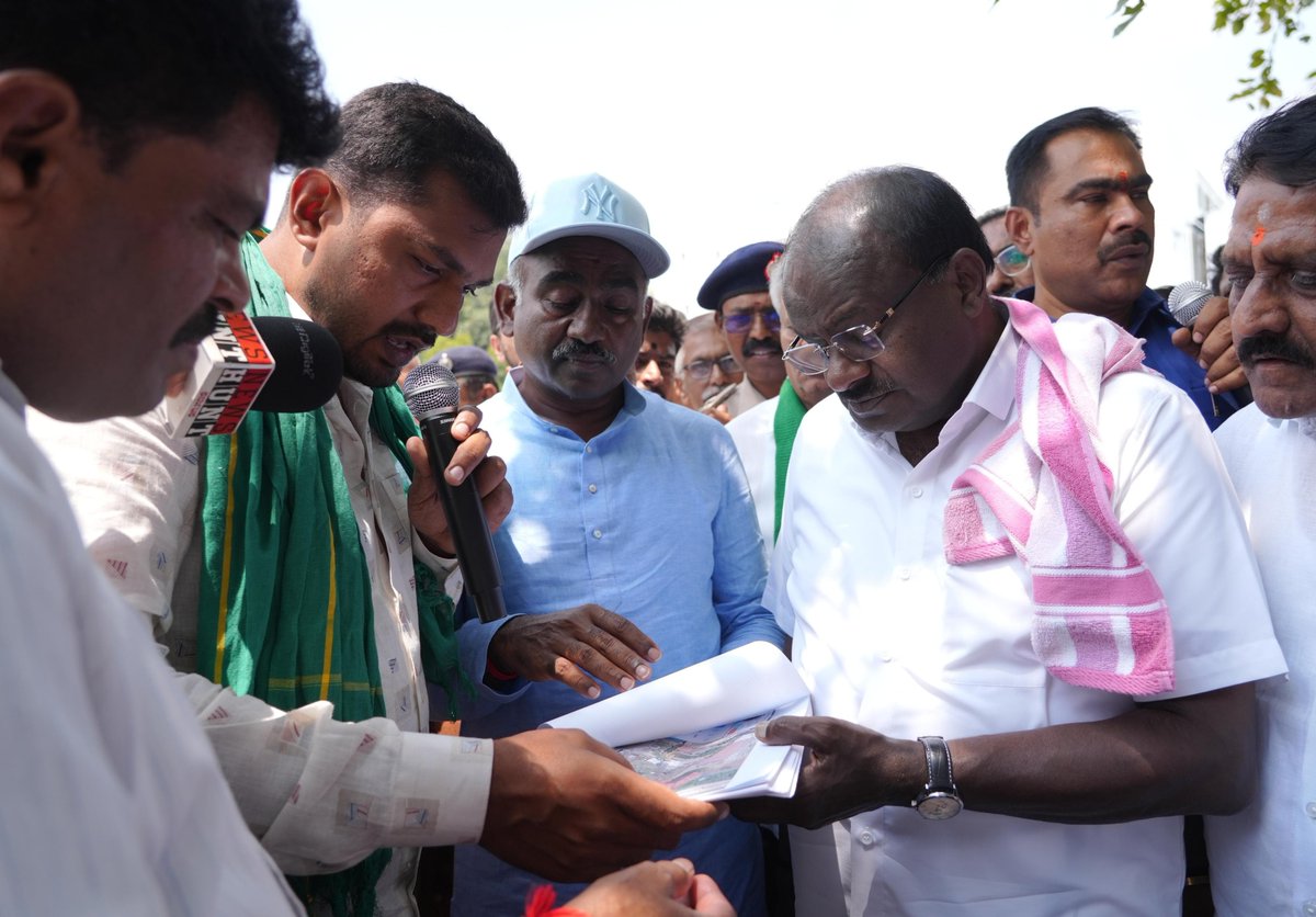 hd_kumaraswamy's tweet photo. ನೈಸ್ ಯೋಜನೆಗಾಗಿ ಭೂಮಿ ಕಳೆದುಕೊಂಡ ನೊಂದ ಭೂಮಾಲೀಕರನ್ನು ಭೇಟಿ ಮಾಡಿದ ಮತ್ತಷ್ಟು ದೃಶ್ಯಗಳು ಇಲ್ಲಿವೆ. 

ಭೂಮಿ ಕಳೆದುಕೊಂಡ ನೋವು ಒಂಡೆಯಾದರೆ, ಆ ನಂತರ ಬದುಕಿನಲ್ಲಿ ಸಂಭವಿಸಿದ ಏರಿಳಿತಗಳ ಹೊಡೆತಕ್ಕೆ ನಲುಗಿದ ಬದುಕುಗಳ ದರ್ಶನ ಕಂಡು ಕಣ್ತುಂಬಿ ಬಂತು. ಒಂದು ಕಾಲದಲ್ಲಿ ಚೆನ್ನಾಗಿ ಬಾಳಿ ಬದುಕಿದ ಕುಟುಂಬಗಳು ಇಂದು ಸಂಕಷ್ಟಕ್ಕೆ ಸಿಲುಕಿ ಬಾಳುತ್ತಿರುವುದನ್ನು ನೋಡಿ ಅತೀವ ದುಃಖ ಉಂಟಾಯಿತು.

#ನಮ್ಮಭೂಮಿನಮ್ಮಹಕ್ಕು 
#NiceLootsKarnataka 
#NothingNice