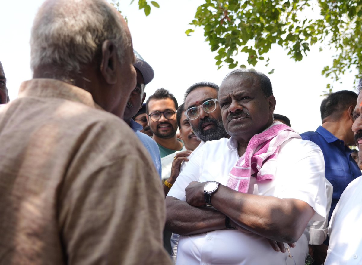 hd_kumaraswamy's tweet photo. ನೈಸ್ ಯೋಜನೆಗಾಗಿ ಭೂಮಿ ಕಳೆದುಕೊಂಡ ನೊಂದ ಭೂಮಾಲೀಕರನ್ನು ಭೇಟಿ ಮಾಡಿದ ಮತ್ತಷ್ಟು ದೃಶ್ಯಗಳು ಇಲ್ಲಿವೆ. 

ಭೂಮಿ ಕಳೆದುಕೊಂಡ ನೋವು ಒಂಡೆಯಾದರೆ, ಆ ನಂತರ ಬದುಕಿನಲ್ಲಿ ಸಂಭವಿಸಿದ ಏರಿಳಿತಗಳ ಹೊಡೆತಕ್ಕೆ ನಲುಗಿದ ಬದುಕುಗಳ ದರ್ಶನ ಕಂಡು ಕಣ್ತುಂಬಿ ಬಂತು. ಒಂದು ಕಾಲದಲ್ಲಿ ಚೆನ್ನಾಗಿ ಬಾಳಿ ಬದುಕಿದ ಕುಟುಂಬಗಳು ಇಂದು ಸಂಕಷ್ಟಕ್ಕೆ ಸಿಲುಕಿ ಬಾಳುತ್ತಿರುವುದನ್ನು ನೋಡಿ ಅತೀವ ದುಃಖ ಉಂಟಾಯಿತು.

#ನಮ್ಮಭೂಮಿನಮ್ಮಹಕ್ಕು 
#NiceLootsKarnataka 
#NothingNice