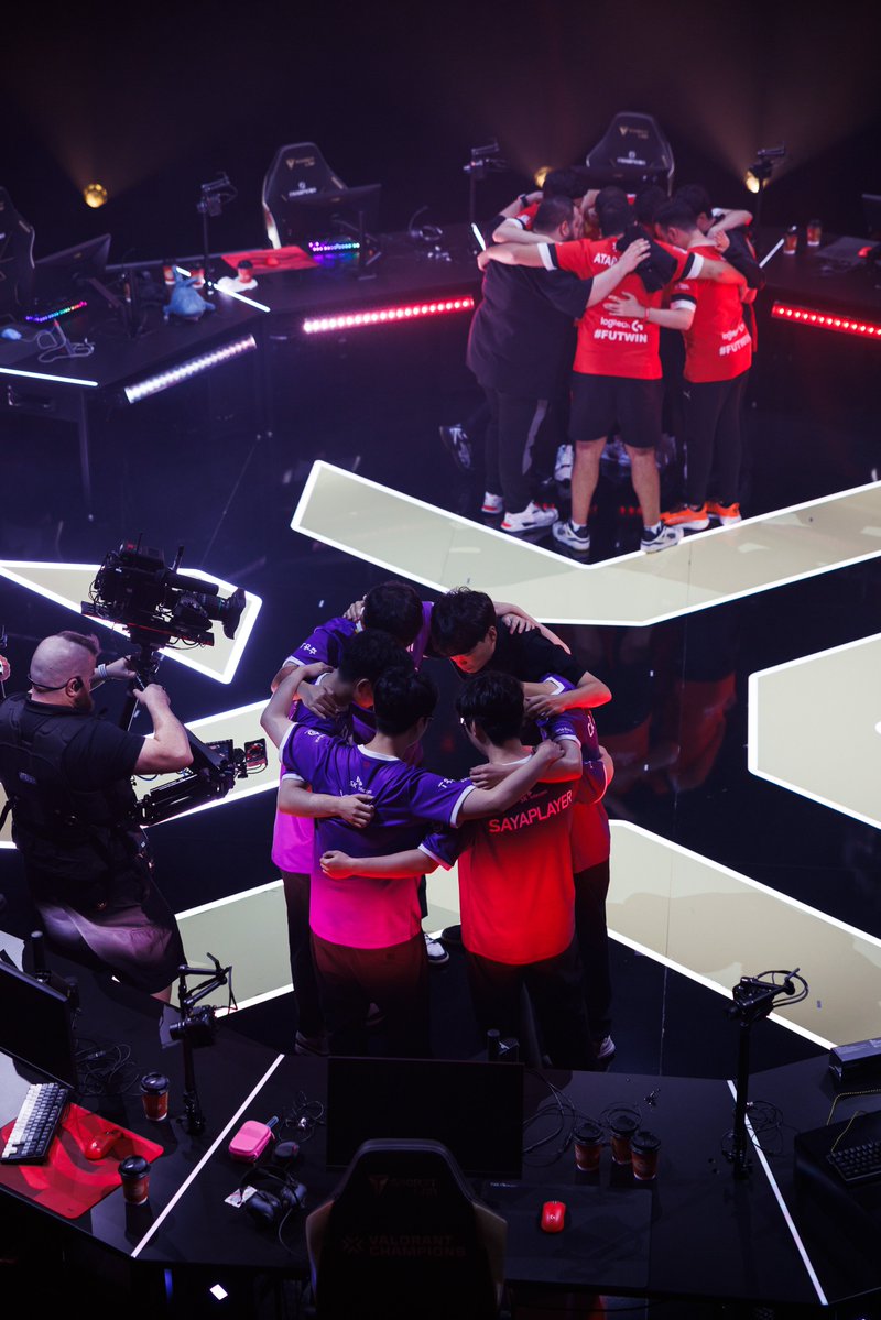 FlankEsports's tweet photo. Yine bir Champions, yine bir eleme maçı ve rakip yine T1.

Temsilcimiz FUT Esports, Champions 2023'te rakibi T1'a karşı oynadığı hem açılış hem de eleme maçını 2-0 kazanmayı başarmıştı.

Sizce bunu 3 yılın ardından bir kez daha başarabilecek mi? https://t.co/uR0nRLdAMq