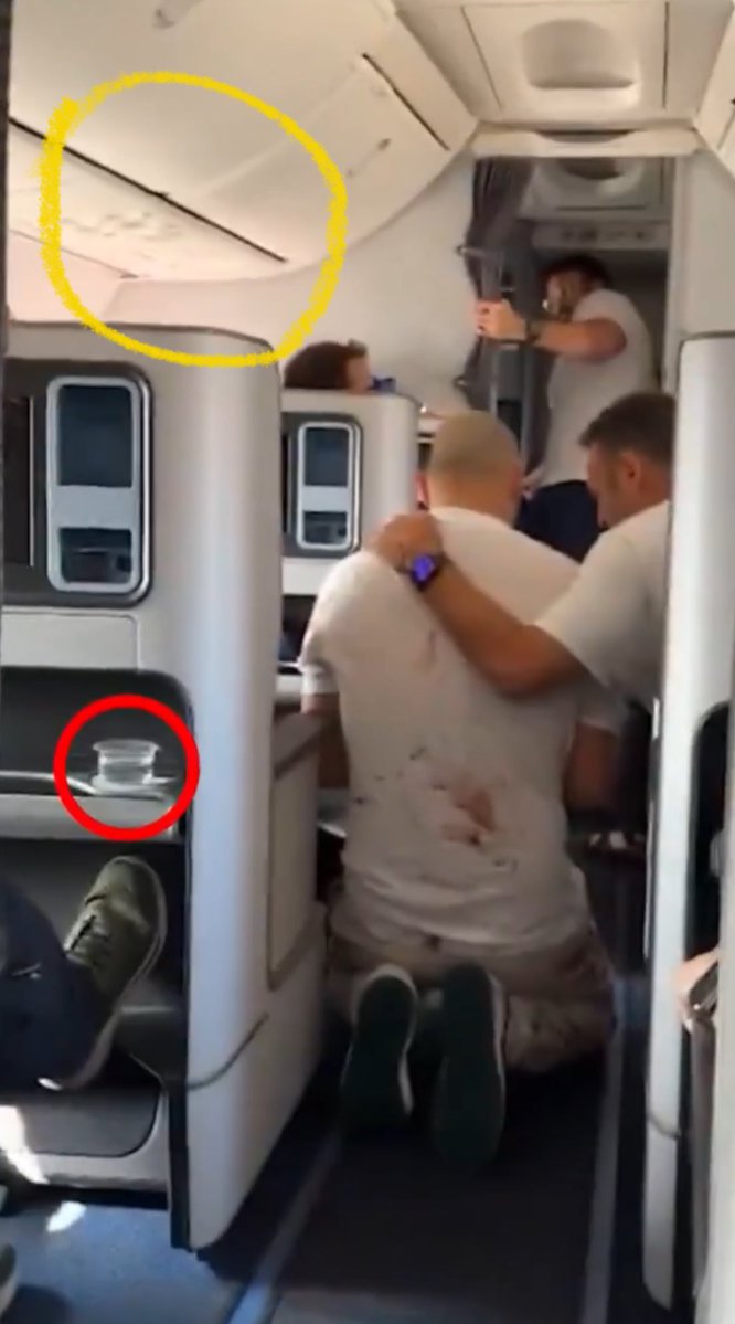 TuiteroSismico's tweet photo. Avión en picada y vasos de agua intactos ? Ausencia de mascarillas de emergencia desplegadas ? 

Las zapatillas del plomero son otras pero mantuvo los calcetines con sangre para dramatizar ?

Algo no cuadra por ninguna parte https://t.co/YzWIeSfanu