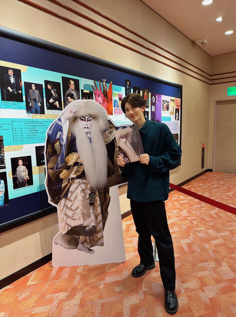 akazawa_taro's tweet photo. 尾上右近自主公演
第十回『#研の會』FINALを観劇しました！

素晴らしかったです…。
恥ずかしながら、歌舞伎にはあまり明るくないのですが、今回は右近さんの特別イヤホンガイドのおかげで、とても楽しめました☺️

セリフを使わず、踊り続ける3時間！
自主公演でここまでご自身に挑戦なさるなんて…。
凄すぎます…。

『藝阿呆』
『鷺娘』
『春興鏡獅子』

右近さんのこだわりと熱量が詰まりに詰まった三作品。

役柄ごとにくるくると変わる表情や踊り。
言葉を発さずとも、細部に宿る感情が、表情や全身から伝わってきました。

「カッコいい」という言葉だけでは、とても言い表せない。
神々しく、浮世離れしたそのパフォーマンスに、終始心を奪われていました。
踊りの本質を垣間見た気がします…。

心から、観られてよかったです！！！

ケンケンカレーを食べるのも楽しみです🍛
