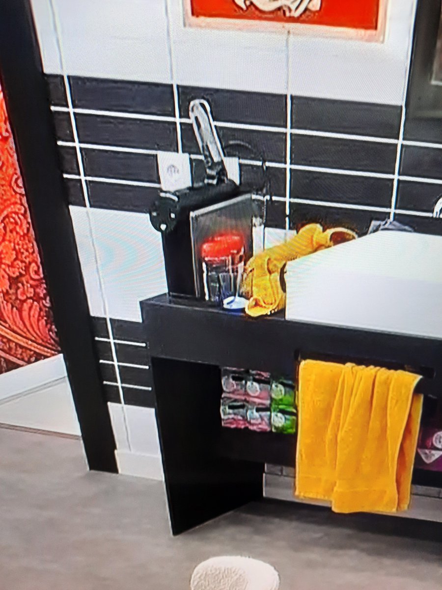 ElsaPaulo70's tweet photo. Afinal até nisto os la familia são privilegiados. Até eletrodomésticos que supostamente são de todos levam para o quarto só para serem eles a usar
#bbtvi https://t.co/lIVlLfPVhY