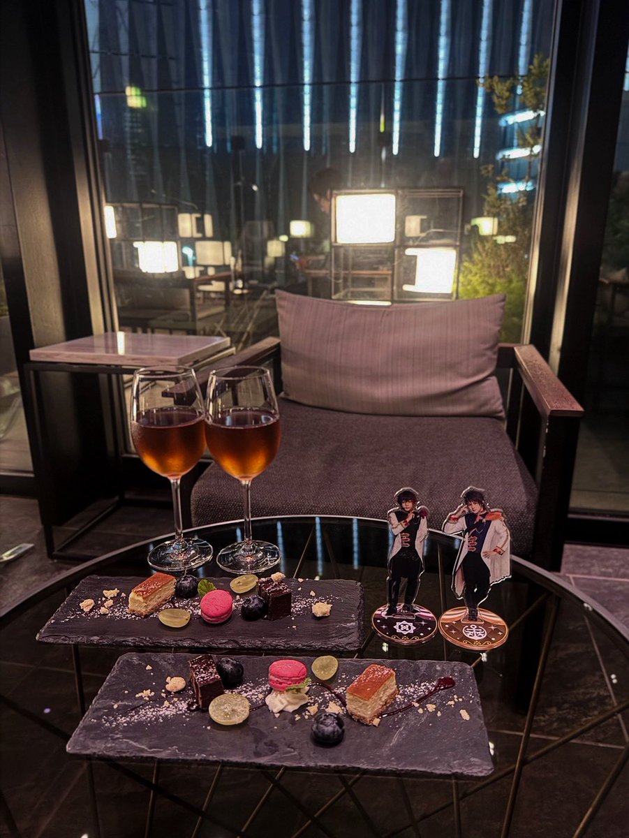chomomucha's tweet photo. 東京行った時の話やけど
ケロミュ観劇後にねむさん合致🌟
東ド王子様衣装と革ジャン併せできて神
行きたかったラウンジ着いてきてくれて
アリガトー✌🏻(͒ ᴖ ·̫ ᴖ⸝⸝ )͒✌🏻
どこへ行っても文久土佐やな https://t.co/uQf54PqPEc