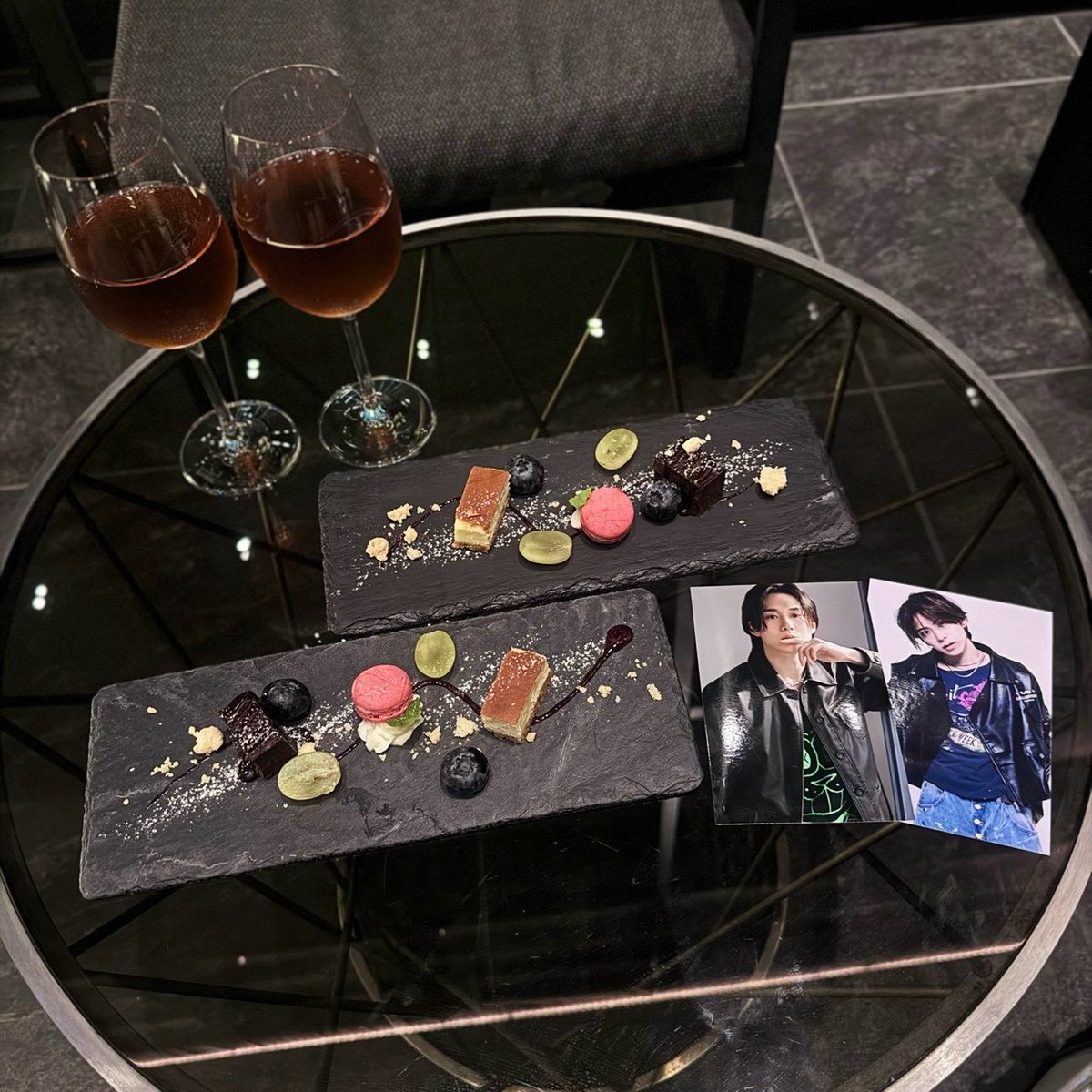 chomomucha's tweet photo. 東京行った時の話やけど
ケロミュ観劇後にねむさん合致🌟
東ド王子様衣装と革ジャン併せできて神
行きたかったラウンジ着いてきてくれて
アリガトー✌🏻(͒ ᴖ ·̫ ᴖ⸝⸝ )͒✌🏻
どこへ行っても文久土佐やな https://t.co/uQf54PqPEc
