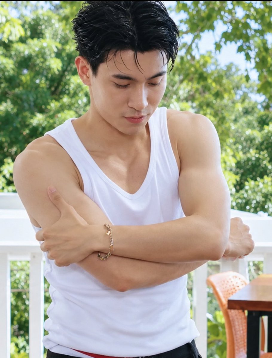 brentyjan's tweet photo. Mas masherreepp pala pag naka zoom 

PAREHO TAYONG NAHIHIYA MV https://t.co/cKzZKTIDMW