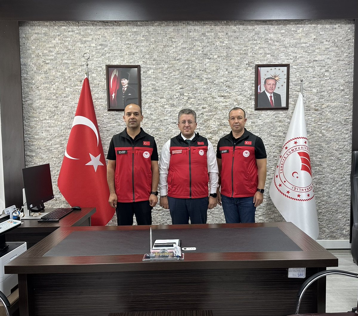 tarimnarlidere's tweet photo. İl Müdürümüz Sayın Kahraman AKDOĞAN, İlçe Müdürlüğümüzü ziyaret ederek yürütülen çalışmalar hakkında değerlendirmelerde bulundular.

Sayın İl Müdürümüze nazik ziyaretleri, yakın ilgi ve destekleri için teşekkür ederiz. https://t.co/m4SJgdkx4x