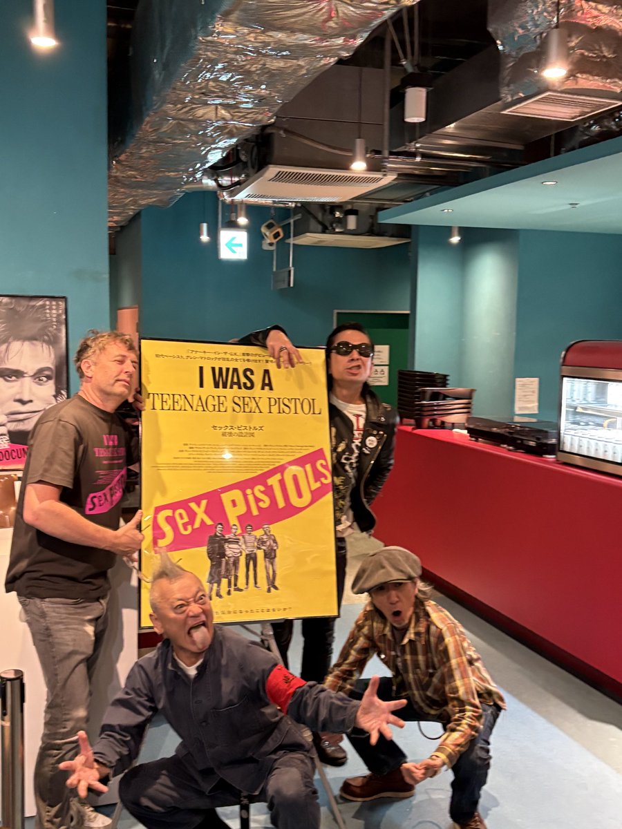 albatros_music's tweet photo. 更に元アンジー、仲野茂パンドのベース岡本さんも加わって、ハイチーズ❗️グレンの映画でベースマンが集いました‼️ https://t.co/6cBSa2ajqu