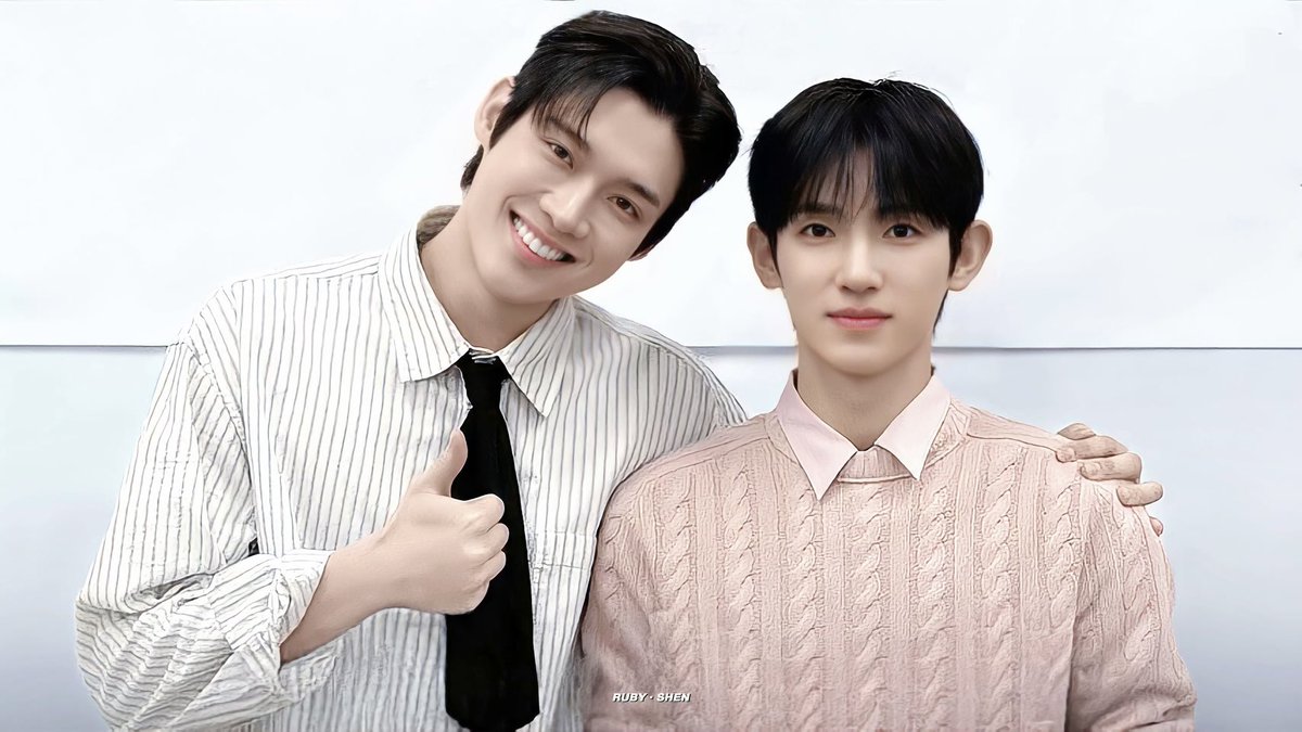 Listen0118's tweet photo. 我们绕了这么一圈才遇到，我比谁都更明白你的重要。우리는 이렇게 한 바퀴를 돌고 만났는데, 나는 누구보다 당신의 중요성을 더 잘 알고 있다.
#YOONSIKSIWOOPFWSS27 
YOONSIK SIWOO Pour Toujours https://t.co/cPCV8YyihP