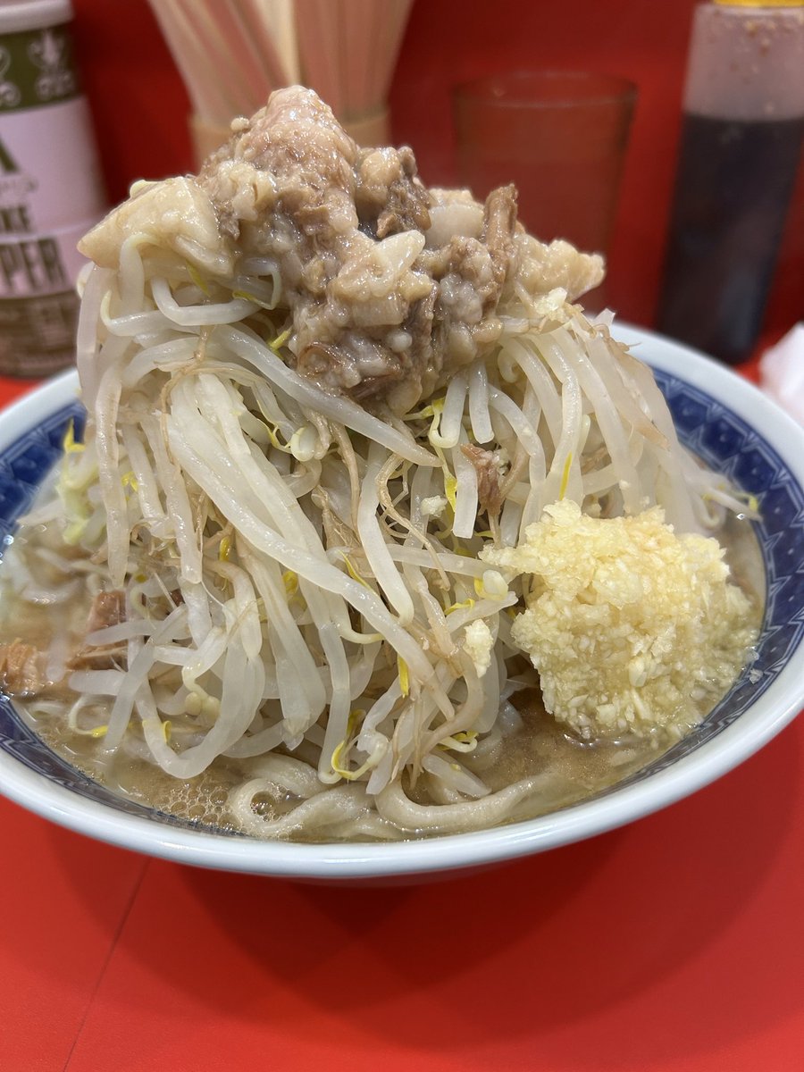 Tarou_Ohmori's tweet photo. ラーメン二郎　朝倉街道駅前店

金曜夜営業へ

19:45頃歩道待ち8名に接続

大ラーメン　カラメ以外全マシ🍜

今日のスープもめっちゃ旨い😋
安定してますなぁ😋

いまの麺めっちゃ好き😍
柔めの麺が旨すぎる😋

豚さん大きく分厚め2匹、旨すぎます😋

今日も大満足🙆‍♂️
店主さま、ごちそうさまでした😋 https://t.co/Rv7opSWIlo
