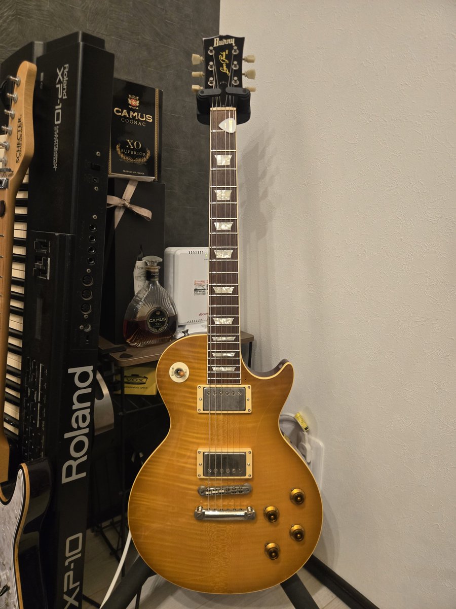 Martini_Strato's tweet photo. Burnyのレスポール���衝動買い！値札にはRLGとしか書いてなかったけど、おそらく89～90年頃のダイナ楽器製造のRLG-70だと思う。まだピックアップを外して確認してないけど、キャビティの配線の色等からVH-1が載ってるようだ。レスポールはこれでもう満足した。 https://t.co/Bl69m50t2f