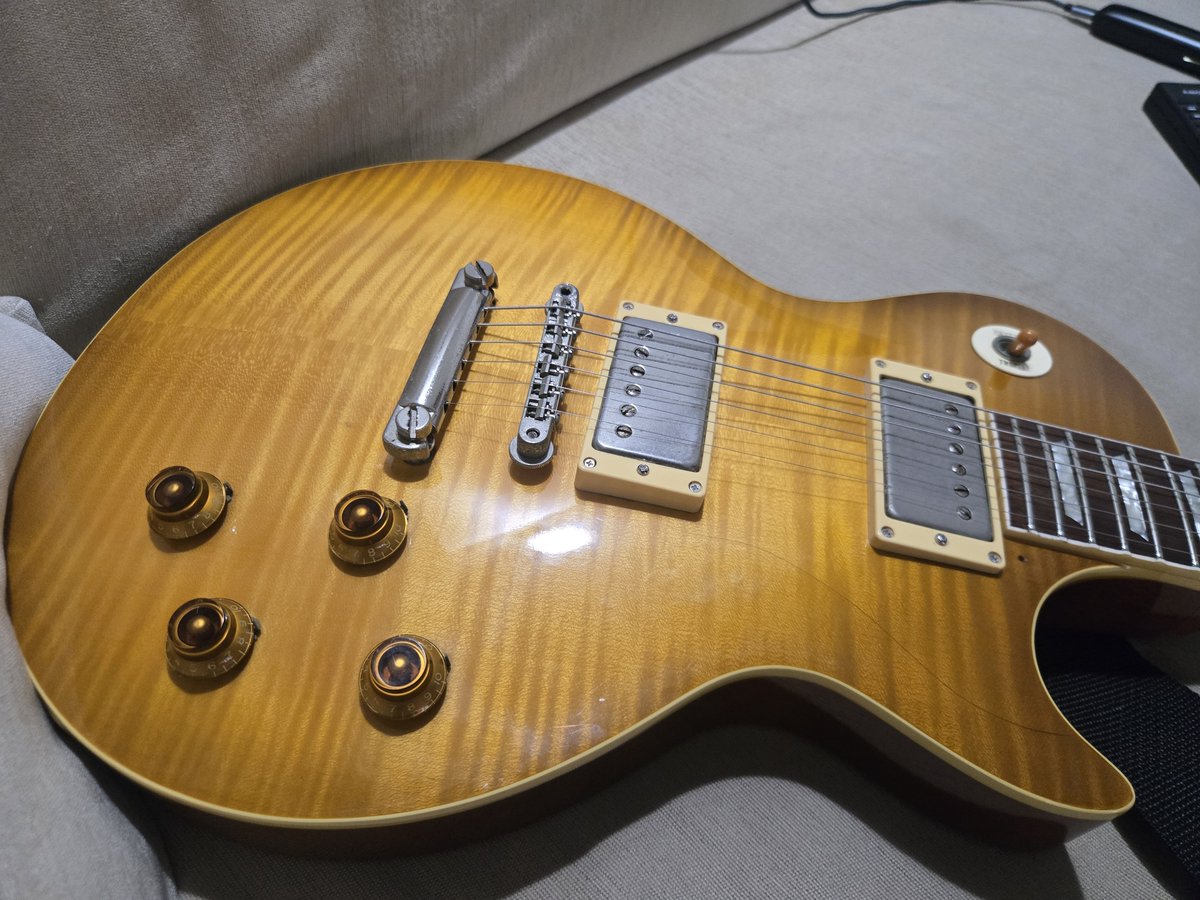 Martini_Strato's tweet photo. Burnyのレスポール���衝動買い！値札にはRLGとしか書いてなかったけど、おそらく89～90年頃のダイナ楽器製造のRLG-70だと思う。まだピックアップを外して確認してないけど、キャビティの配線の色等からVH-1が載ってるようだ。レスポールはこれでもう満足した。 https://t.co/Bl69m50t2f