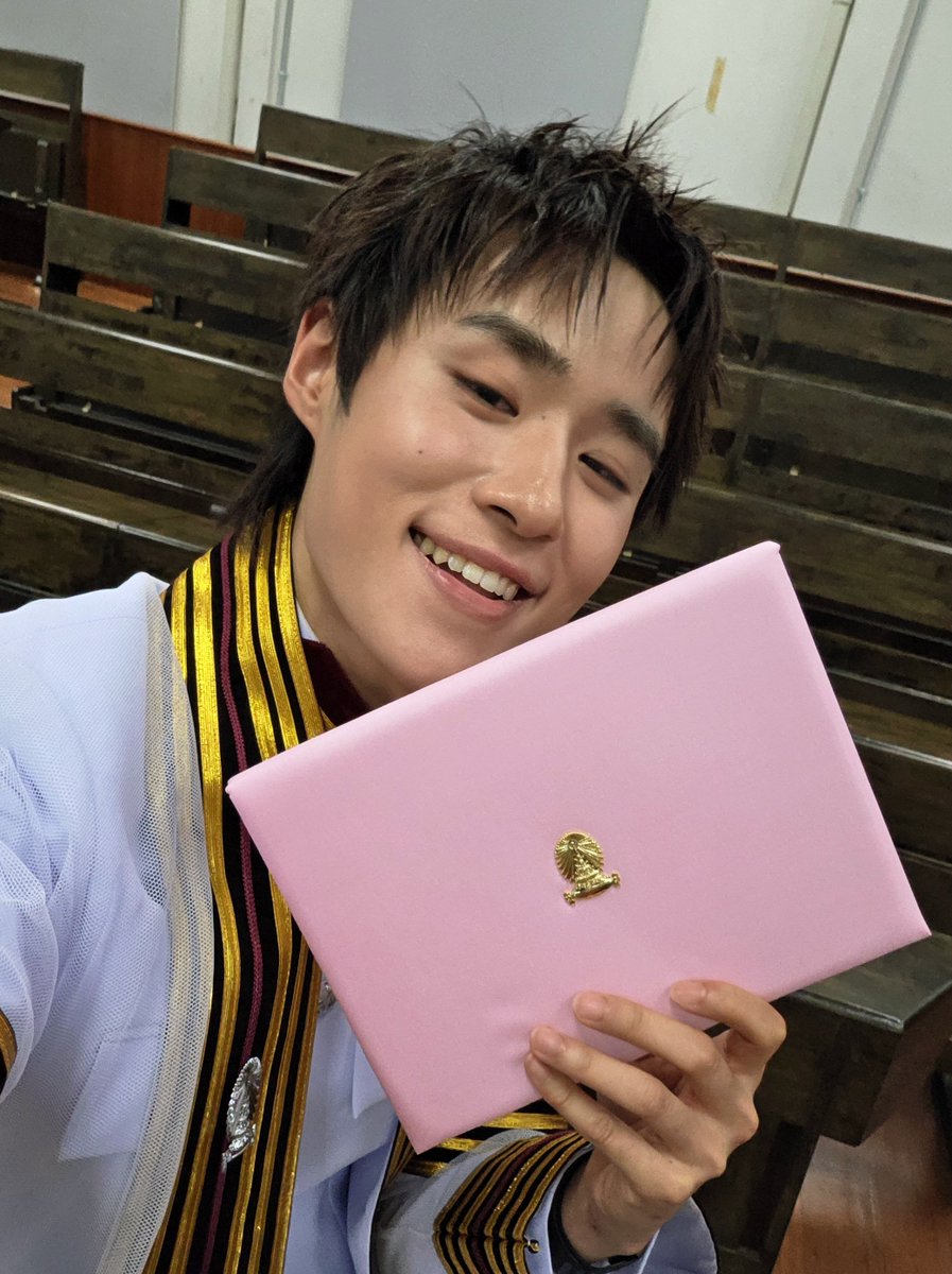 nnutdan's tweet photo. ขอบคุณทุกคนมากๆน้าค้าบที่มาหากันวันนี้ ดีใจมากๆที่ได้เอาไปอวดๆทุกคน หวังว่าวันนี้จะแฮปปี้ๆกันนะคับบบ ใครที่เรียนยังไม่จบก็จู้ๆๆๆๆน้ะ ทำได้แน่นอนน!!!🤍
#GraduateNutdan https://t.co/aPmjBRvWJY