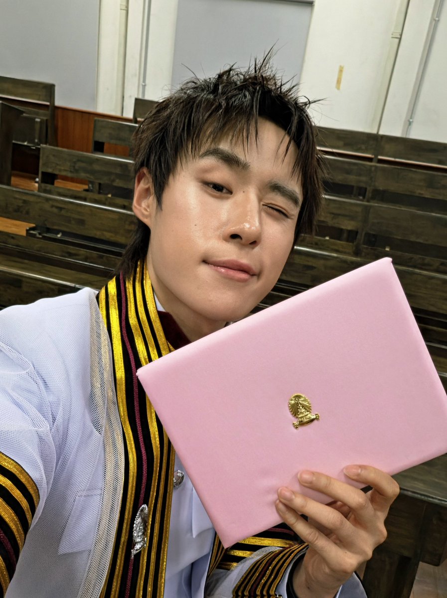 nnutdan's tweet photo. ขอบคุณทุกคนมากๆน้าค้าบที่มาหากันวันนี้ ดีใจมากๆที่ได้เอาไปอวดๆทุกคน หวังว่าวันนี้จะแฮปปี้ๆกันนะคับบบ ใครที่เรียนยังไม่จบก็จู้ๆๆๆๆน้ะ ทำได้แน่นอนน!!!🤍
#GraduateNutdan https://t.co/aPmjBRvWJY