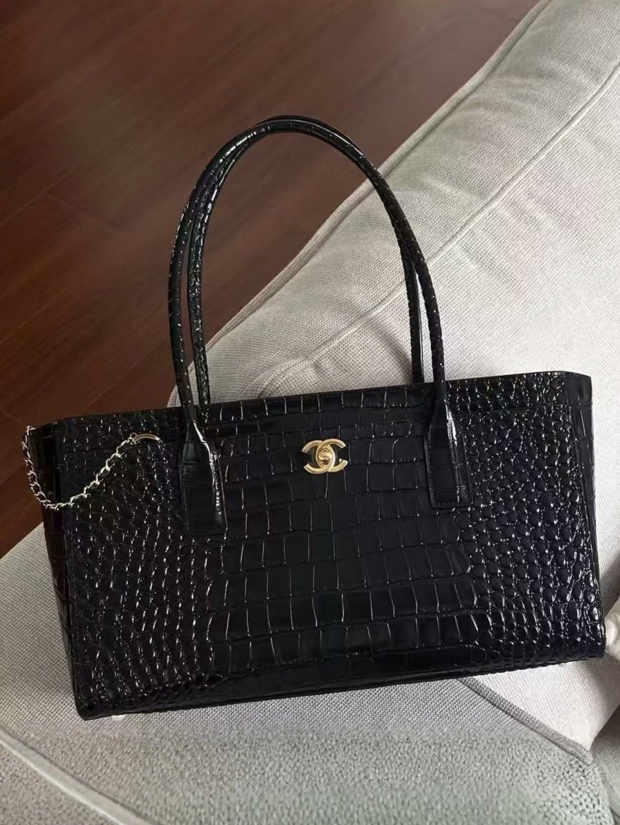 luxafriqueshop's tweet photo. Structured like an effortless east-west tote but rendered in glossy, croc-embossed black with classic gold hardware and the signature interlocking CC twist-lock, this Chanel piece completely redefines everyday utility. π€π€
#ChanelBag #CrocEmbossed #ChanelShopper https://t.co/TfF7jK8tYW