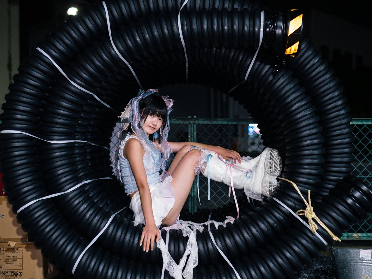 toaru__aibou's tweet photo. ぐるぐるブラックホール

--------
Blue Moonの夜

@HomaRe6cord5
#天使ほまれ

撮影：スタジオフラムBスタジオ https://t.co/FOYYjZw8ha
