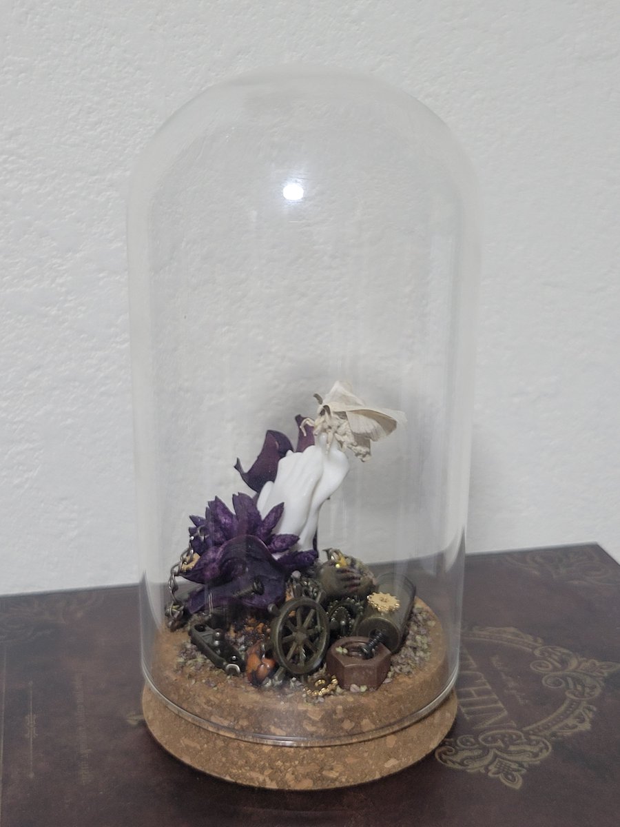 cocoon_bottling's tweet photo. 白鳩舎さん( @sirokyusya )の磁器作品を使用させていただいたコラボ作品その③
────
廃墟の祈り手

怒り、空虚、悲哀
積み重なるガラクタの山
死骸を踏み立ち
汚水を吸い上げ
いつか、いつかと芽吹く
葉を、羽を広げる
────

#魔女の隠れ市
 #マジョイチ3 https://t.co/govW2nGNNW