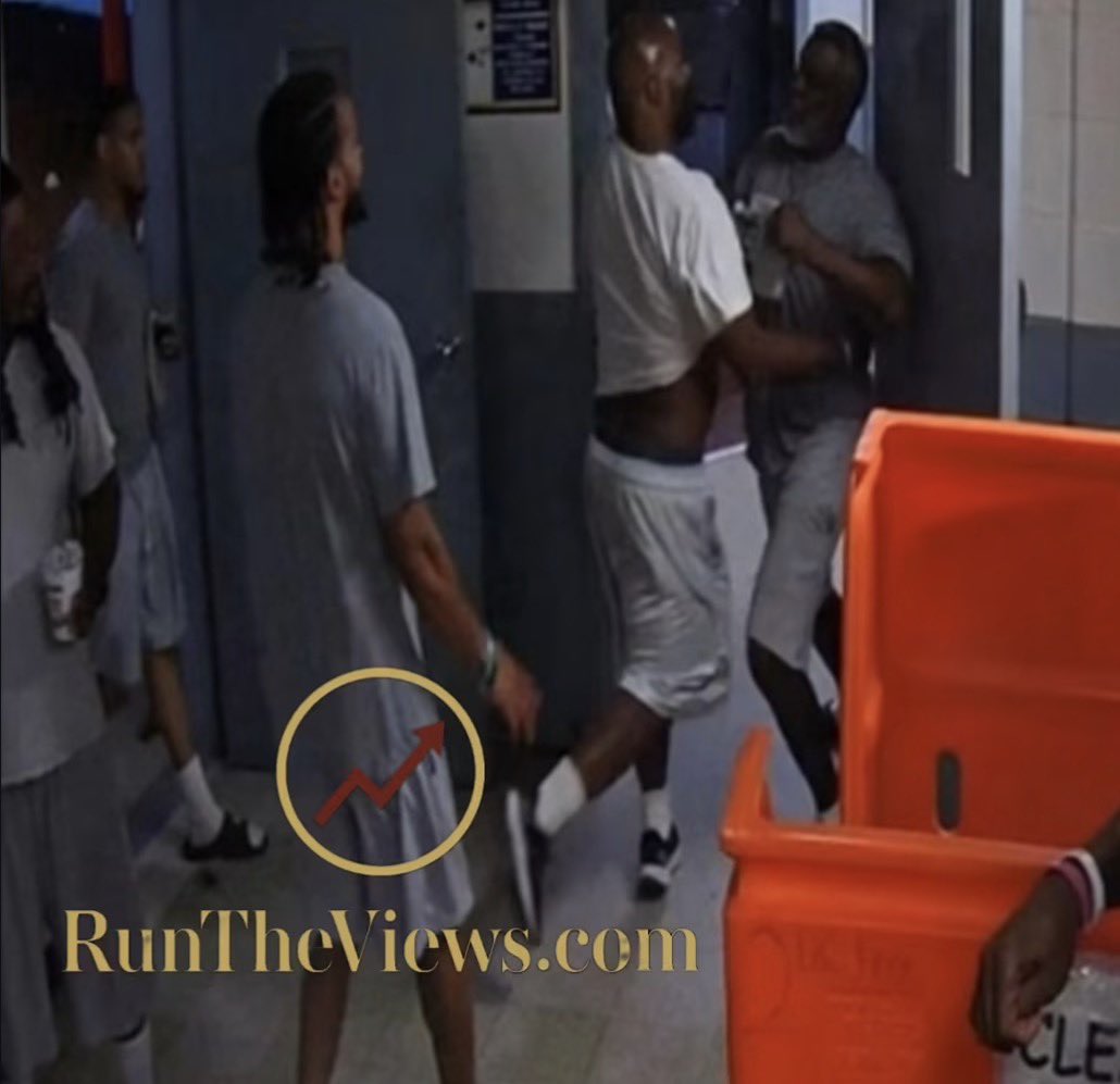 Raindropsmedia1's tweet photo. Diddy pops off on another inmate in the prison he apparently runs now. 😳 https://t.co/u17Qfh4VP0